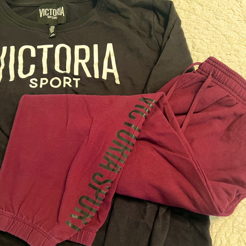 Used Victoria’s Secret sport set. Size large. Blacktop and burgundy bottoms.